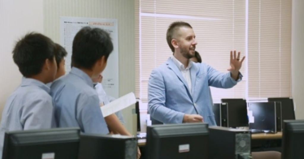 中学校の教室で教師が生徒に説明している授業風景