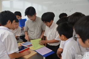 「ノンネイティブで英語を勉強している同世代との異文化コミュニケーションに意義がある」と跡部先生